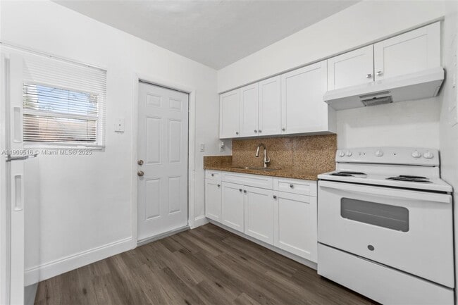 Building Photo - 15940 NE 19th Ct