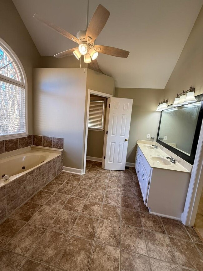 Building Photo - 212 Brooks Dr