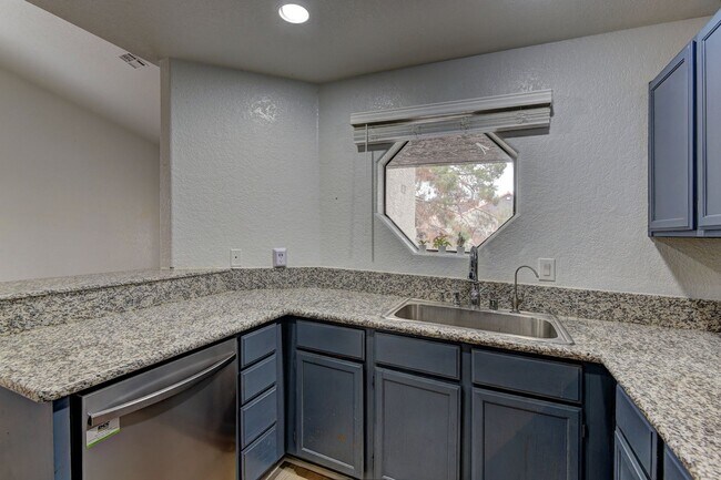 Building Photo - Beautiful Upstairs Condo