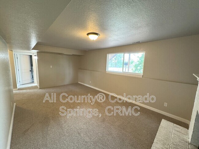 Building Photo - 1480 Hiawatha Dr