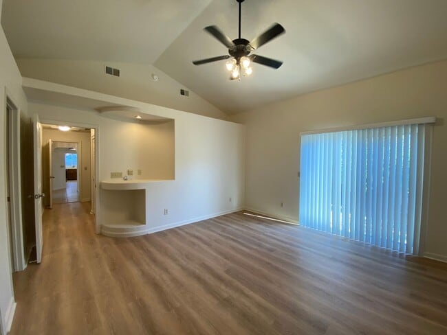 Building Photo - Vacaville 3bed/2bath home! Open floor plan...