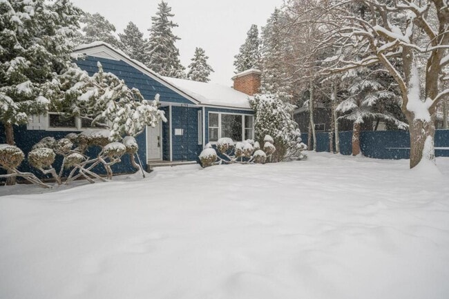 Building Photo - 225 E 25th St