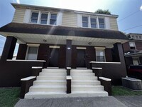 Building Photo - Upgraded 2/1 Townhouse w/ Wood Look Floori...