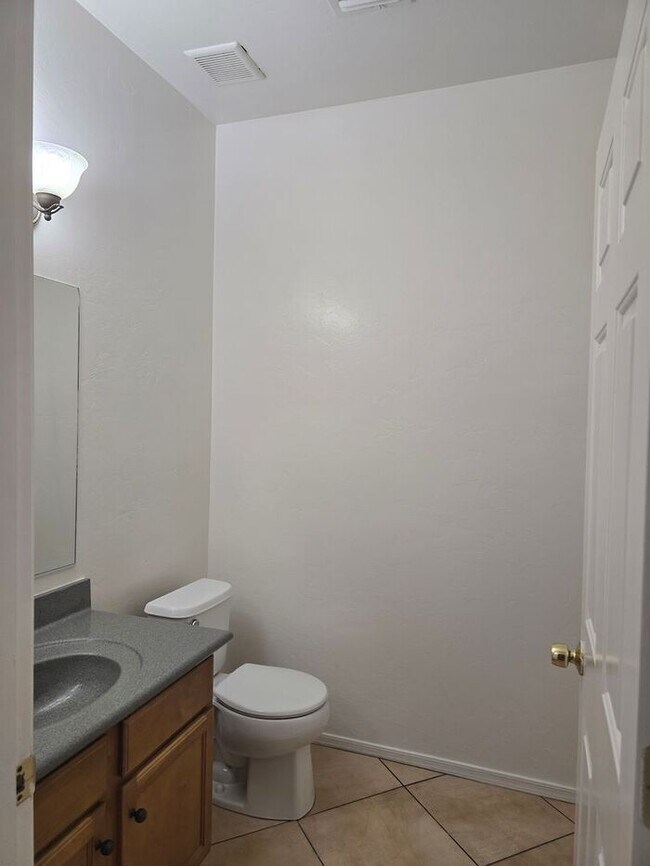 Building Photo - Large 4 bedroom home with Den - Corner lot...