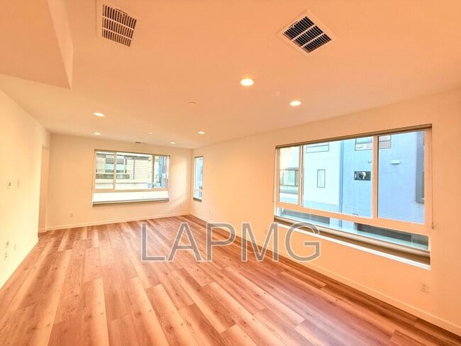 Building Photo - 4334 N Jimson Rd