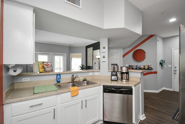 Building Photo - 9955 Kirby Dr