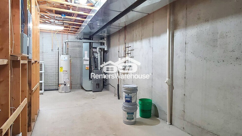 Building Photo - 725 Evergreen Cir