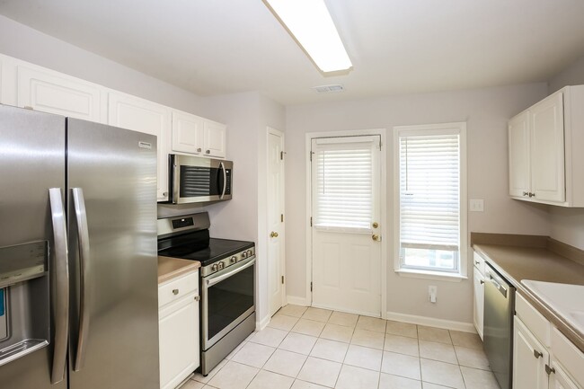 Building Photo - 2 Bedroom, 3 Bathroom Townhouse near Lake ...