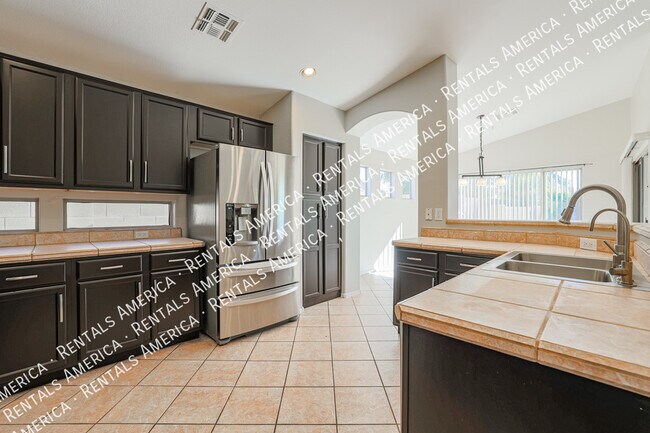 Building Photo - 703 W Canary Way