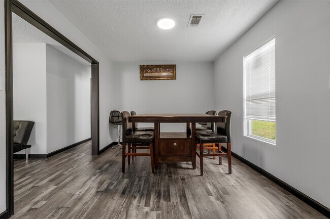 Building Photo - 541 Trails End Dr