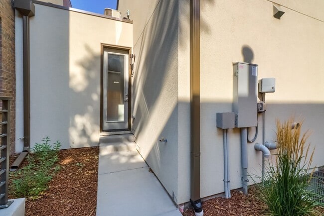 Building Photo - 3 bedroom Townhome + 2 Large Flex Spaces &...