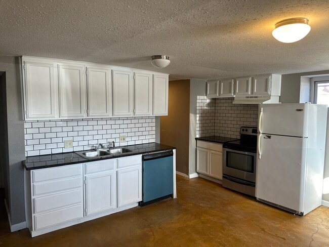 Primary Photo - 711 W 38th St