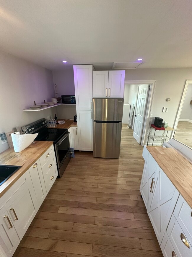 Building Photo - 3114 Dupont St S