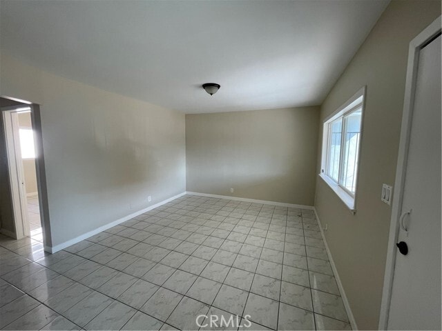 Building Photo - 1077 S Rowan Ave