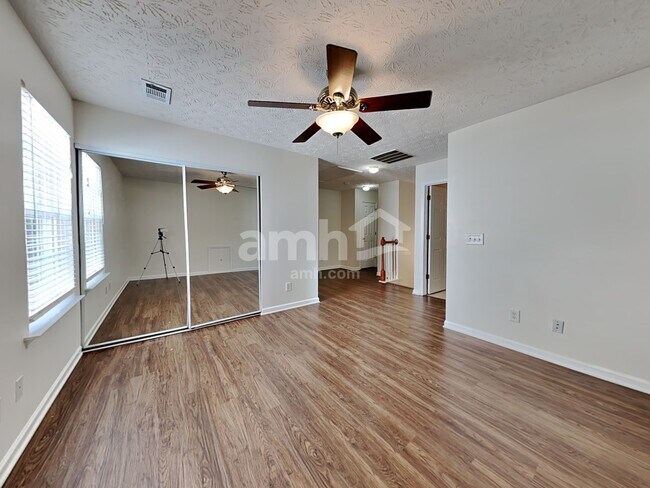 Building Photo - 307 Meadows Ln