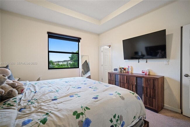 Building Photo - 705 SE 13th Street Cir