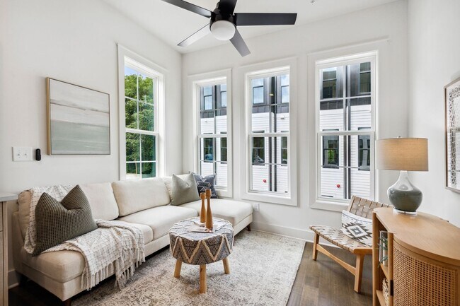 Building Photo - Designer Townhome Walking Distance to Summ...