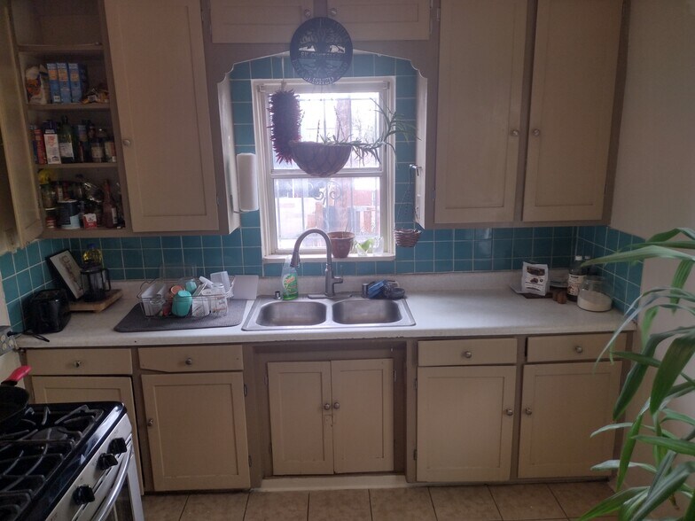 Building Photo - 1204 Coal Ave SE