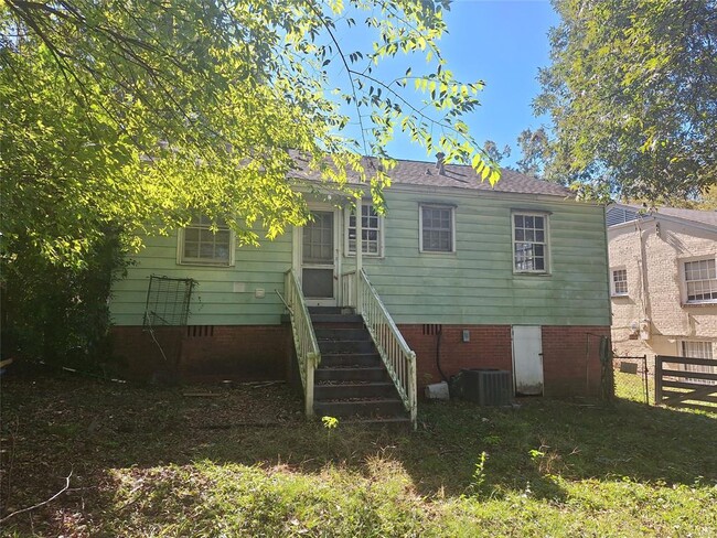 Building Photo - 2215 E 2nd St