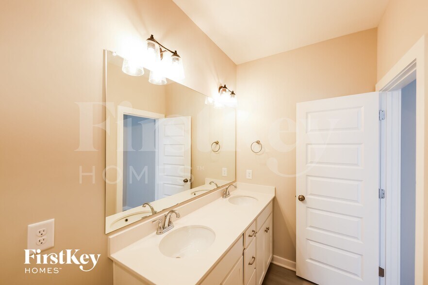 Building Photo - 141 Lakewood Ln