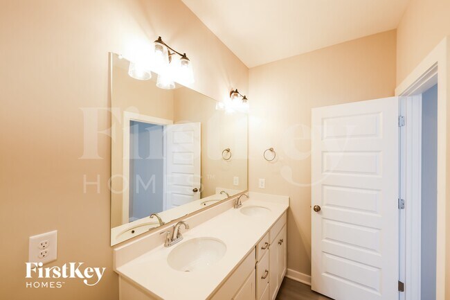 Building Photo - 141 Lakewood Ln