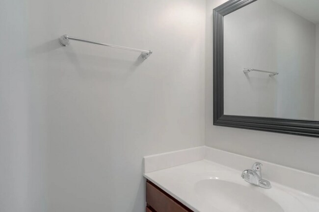 Building Photo - 3 Bed, 3 1/2 Bath, Close to I81 and US460