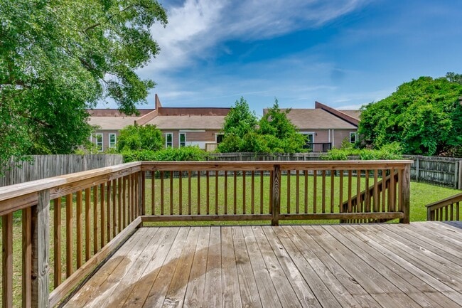 Building Photo - Quiet Neighborhood in a Conveniently Locat...
