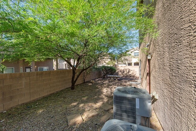 Building Photo - HUGE 5 BEDROOM, 3 BATH 2 STORY HOME IN GATED COMMUNITY NEAR SOUTHERN HIGHLANDS