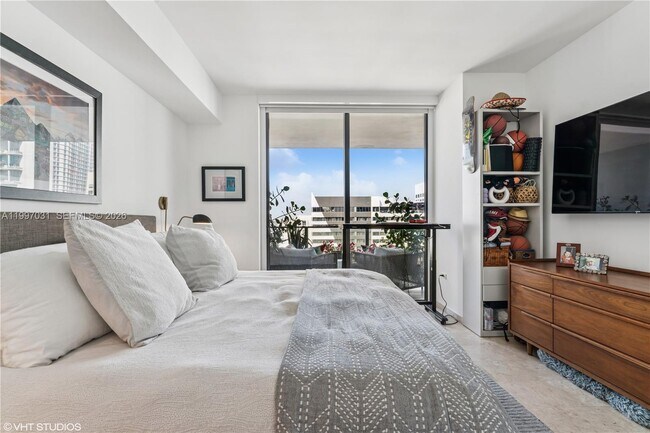 Building Photo - 88 SW 7th St