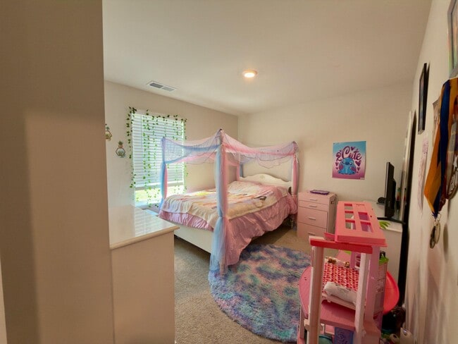 Building Photo - 61 New England Dr