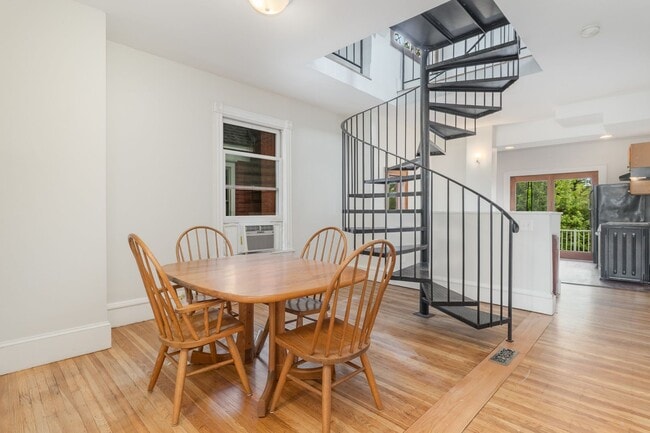 Building Photo - Spacious 5 Bed | 2 Bath Home in the Heart ...