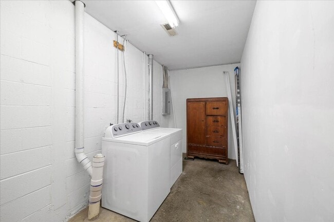 Building Photo - Modern Townhome in Prime Location - Christiansburg