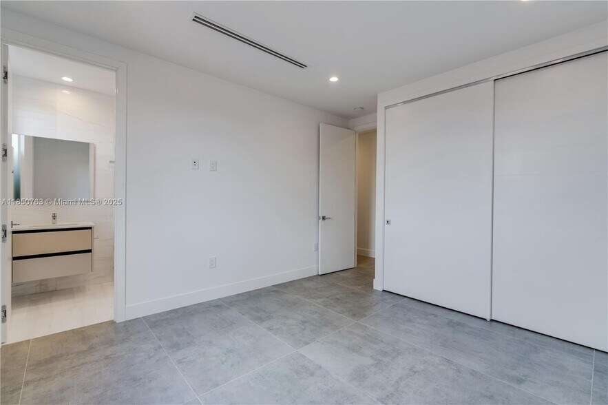 Building Photo - 2840 SW 32nd Ct