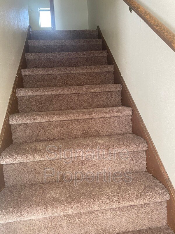 Building Photo - 827 Kerns Ave SW