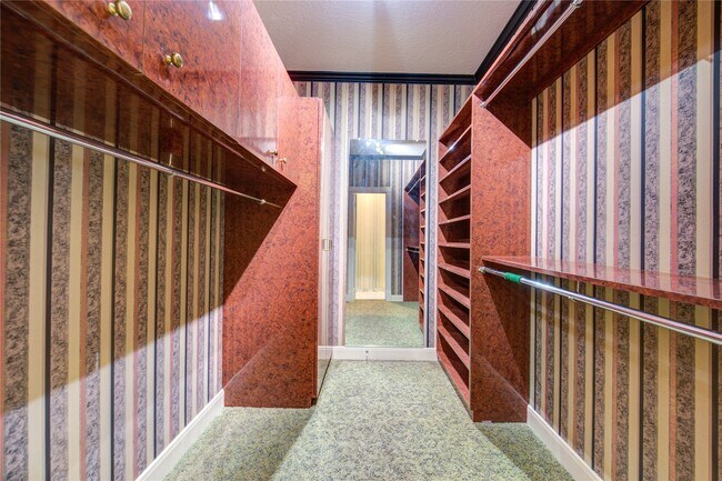 Building Photo - 2510 Potomac Dr