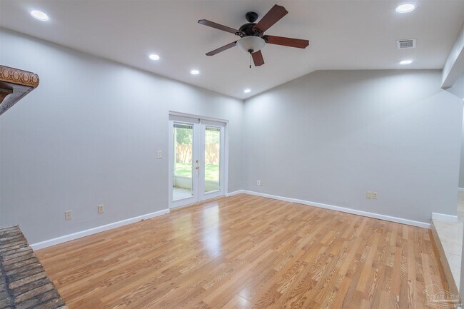 Building Photo - 848 Meadow Ln