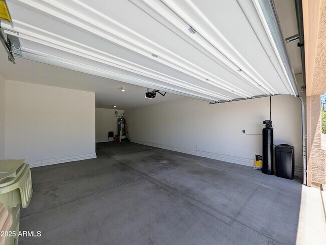 Building Photo - 6952 W Golden Ln