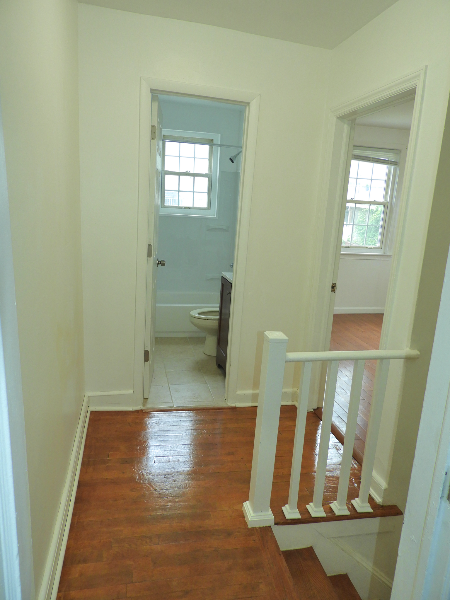 Upstairs Landing - 5015 Southern Ave