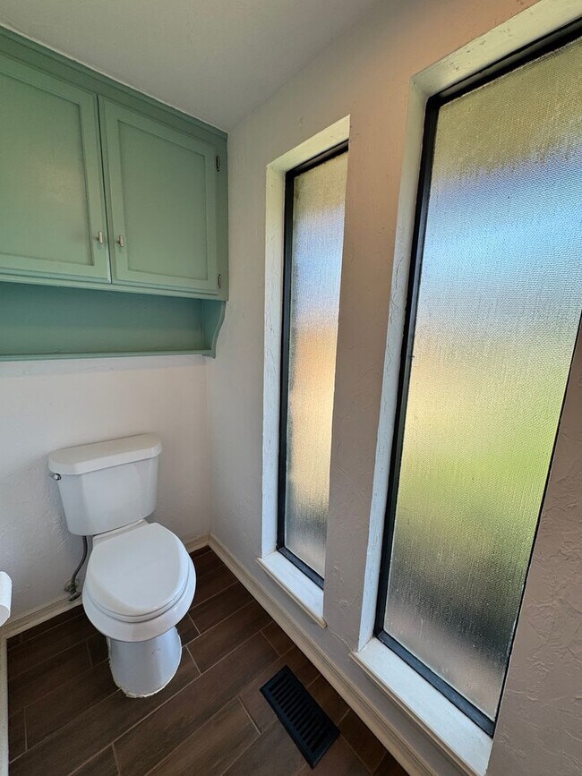 Building Photo - Charming and spacious with thoughtful updates! This 3 bed 2 bath feels new and trendy, schedule y...
