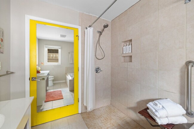 Building Photo - 500 Oak Ave