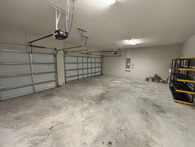 Building Photo - 4 bedroom / 3 bath in great neighborhood - WON'T LAST!