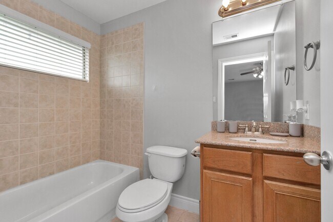 Building Photo - 9038 Lakes Dr
