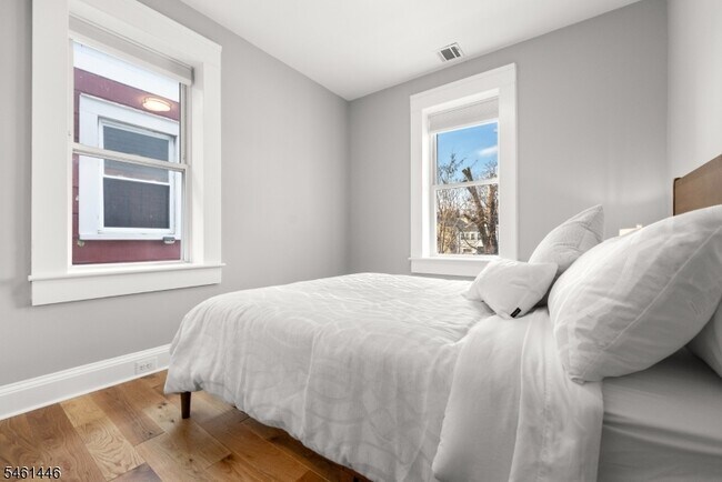 Building Photo - 32 Willowdale Ave