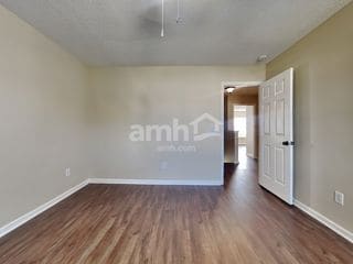 Building Photo - 542 Holiday Dr