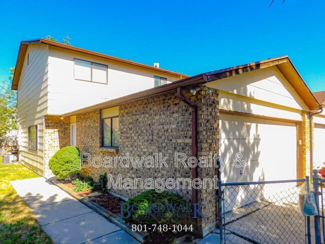 Building Photo - 8261 Ivy Dr