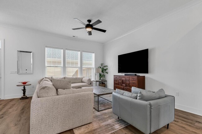 Building Photo - 2163 Roosevelt Dr