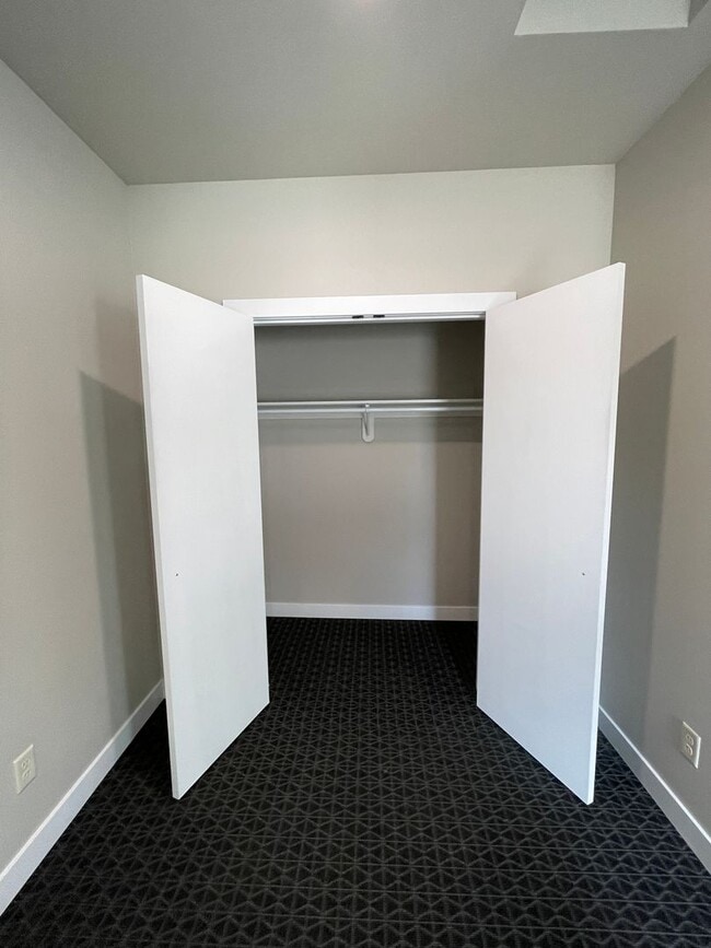 Building Photo - 133 S Prairie Ave