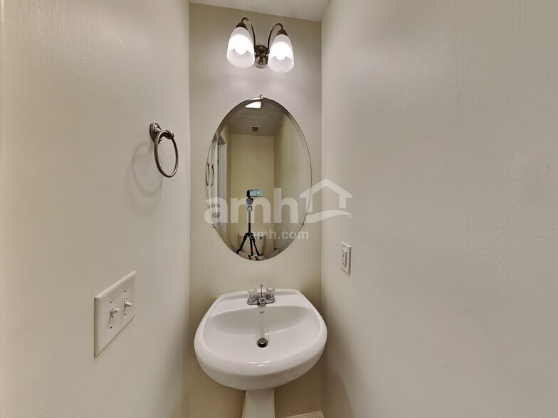 Building Photo - 330 Meadows Ln