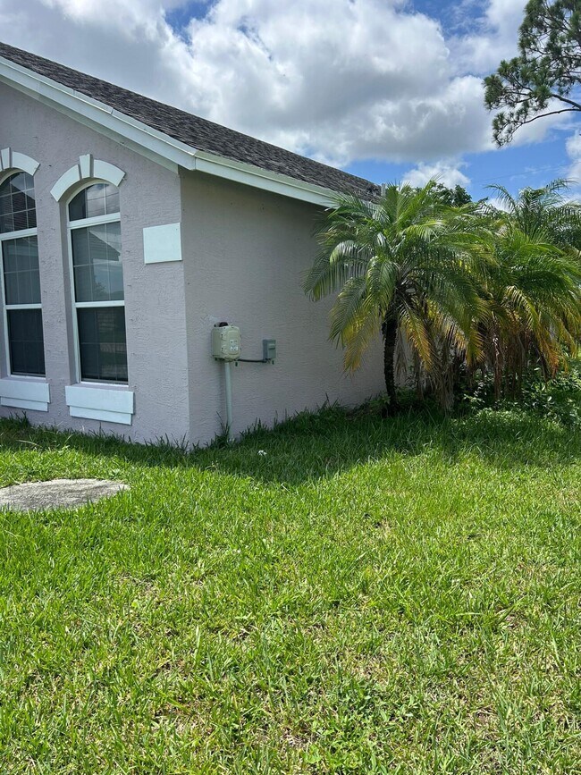 Building Photo - 674 SE Thornhill Dr