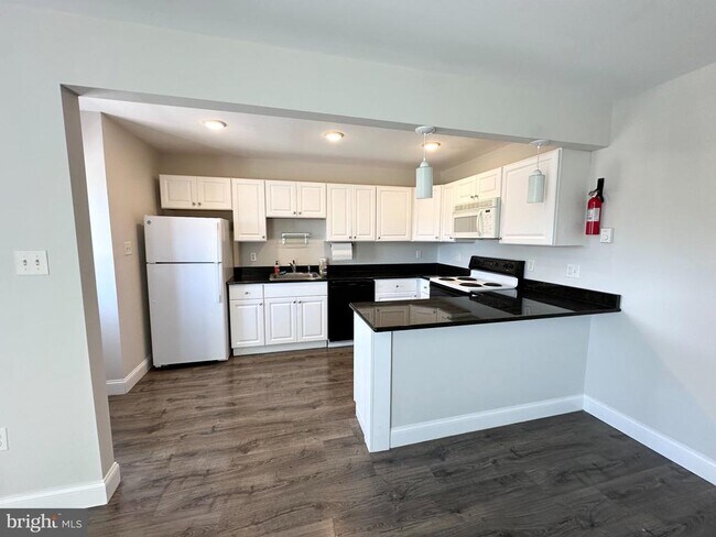 Building Photo - 25 W 5th Ave